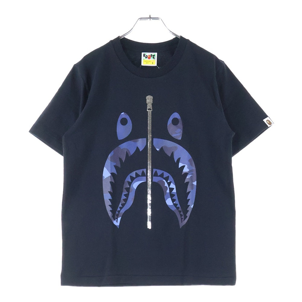 A BATHING APE(アベイシングエイプ) COLOR CAMO SHARK TEE カラーカモ シャーク クルーネック半袖Tシャツカットソー レディース ブラック/ネイビー 001TEL802062L