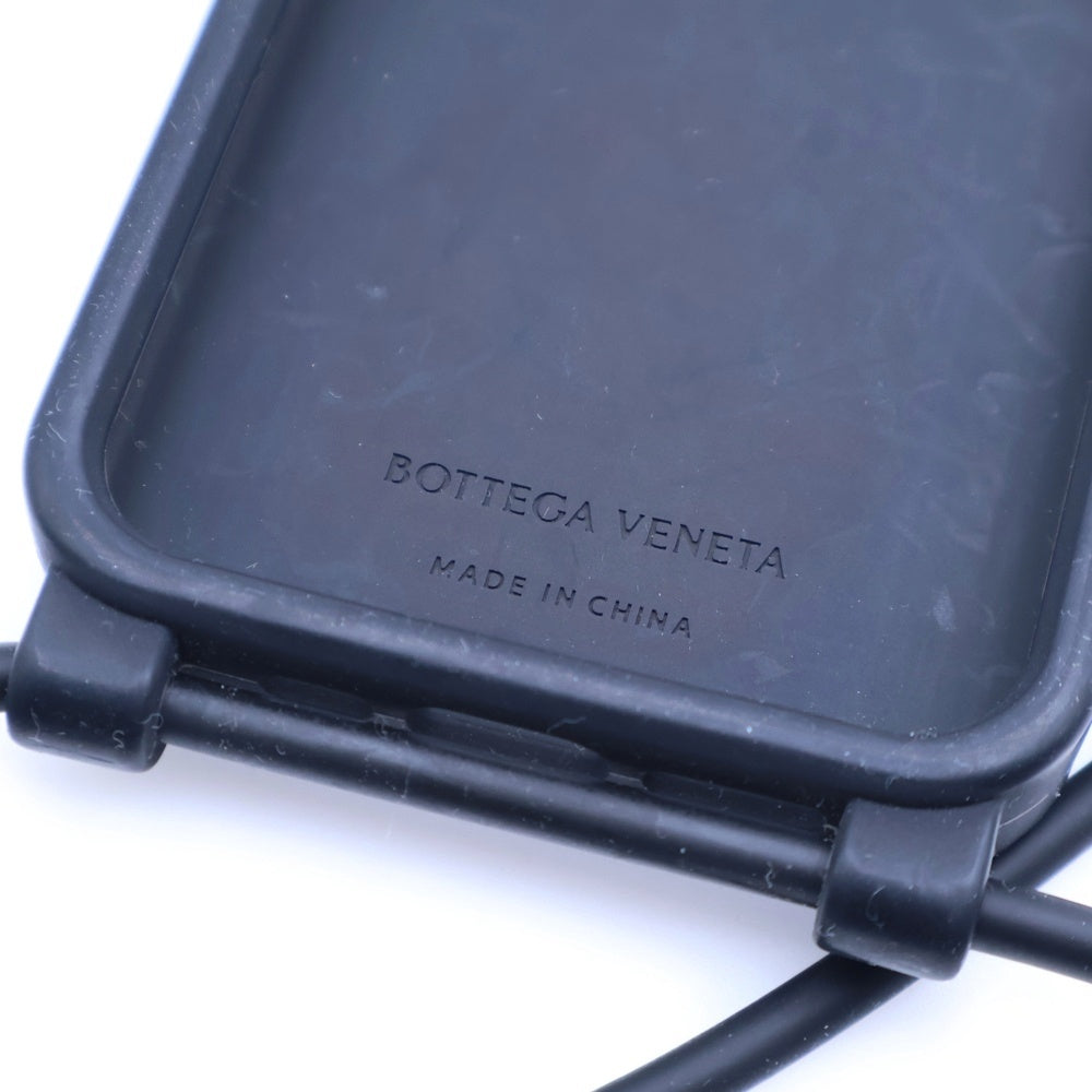 BOTTEGA VENETA(ボッテガヴェネタ) iPhone14PRO用 イントレチャート ショルダーストラップ付ラバースマホケース ブラック