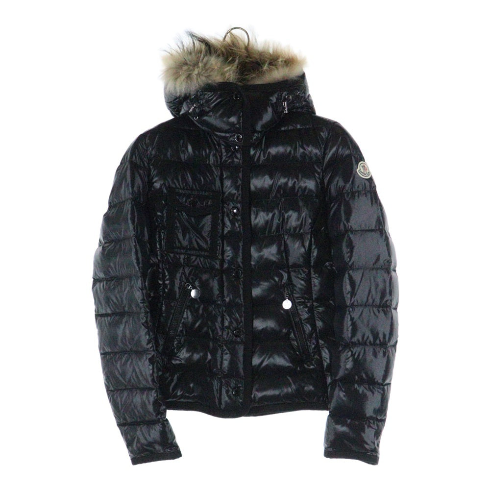 MONCLER(モンクレール) ARMOISE ワッペンロゴ フーデッドジップアップダウンジャケット ブラック レディース 420934593715 68950