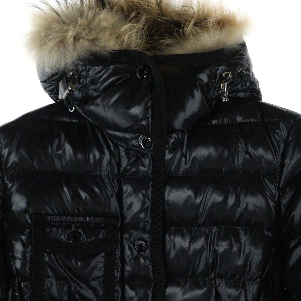 MONCLER(モンクレール) ARMOISE ワッペンロゴ フーデッドジップアップダウンジャケット ブラック レディース 420934593715 68950