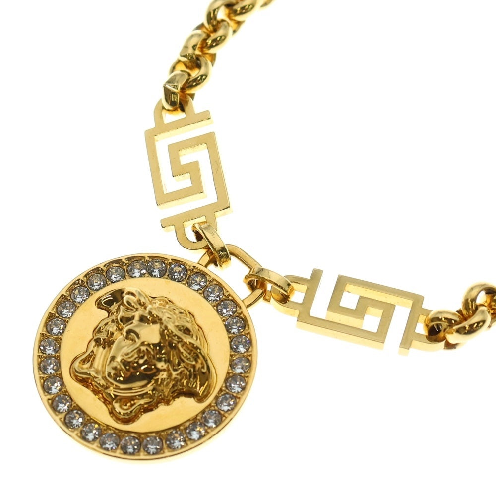 VERSACE(ヴェルサーチ) クリスタル ラ・メデューサ ストーン付きロゴチャームネックレス ゴールド