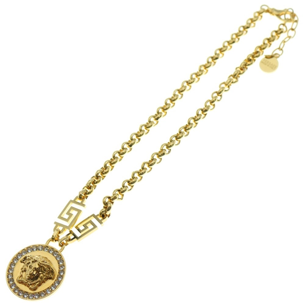 VERSACE(ヴェルサーチ) クリスタル ラ・メデューサ ストーン付きロゴチャームネックレス ゴールド