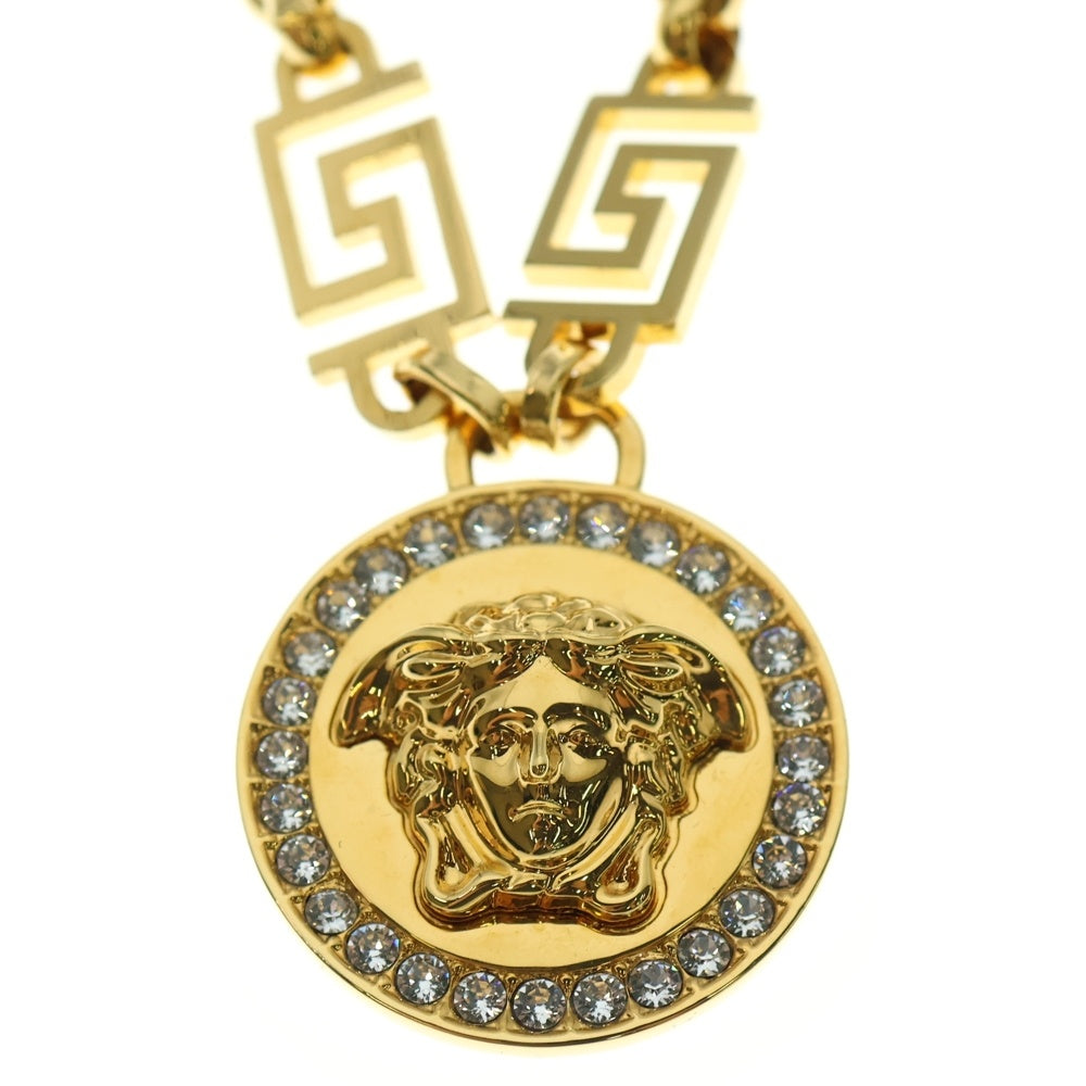 VERSACE(ヴェルサーチ) クリスタル ラ・メデューサ ストーン付きロゴチャームネックレス ゴールド