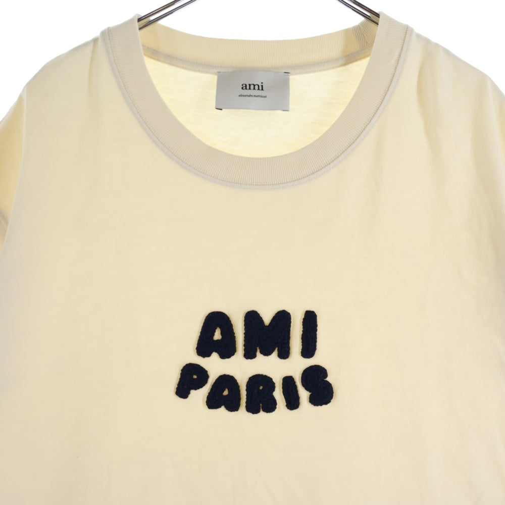 AMI Alexandre Mattiussi(アミアレクサンドルマテュッシ) フロントロゴ刺繍 クルーネック 半袖Tシャツ アイボリー UTS075.726
