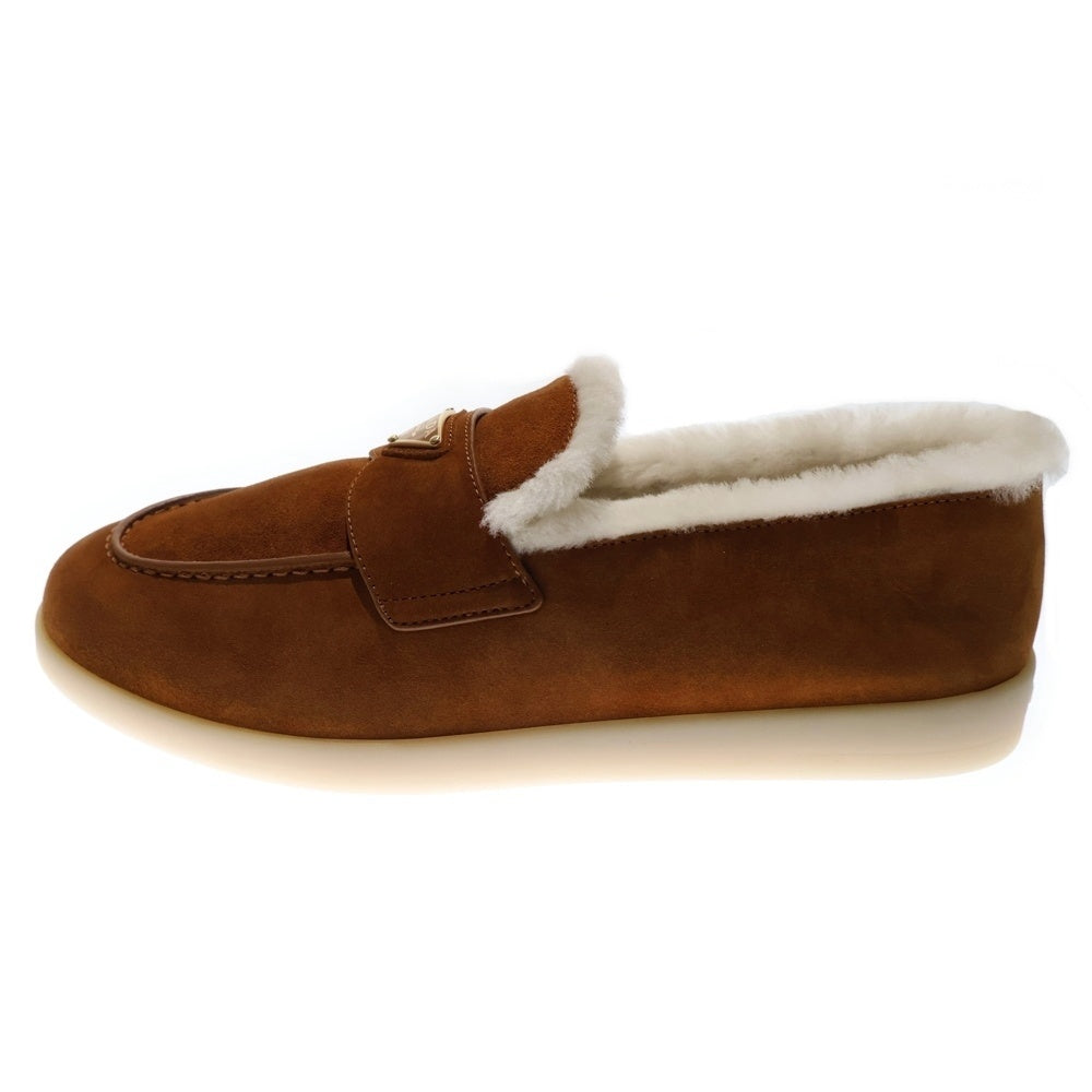 PRADA(プラダ) メタルロゴプレートファー付き スエードレザーローファー ブラウン 2DG124