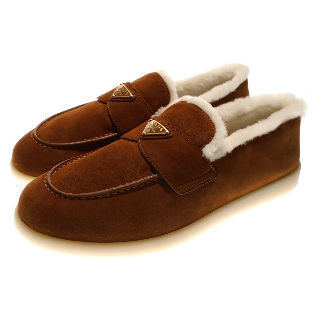 PRADA(プラダ) メタルロゴプレートファー付き スエードレザーローファー ブラウン 2DG124