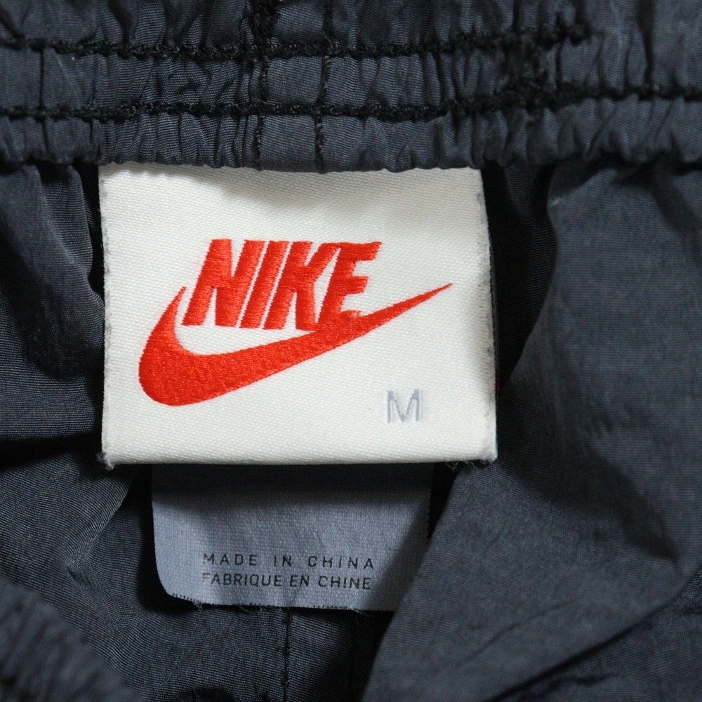 STUSSY(ステューシー) ×NIKE Beach Pant Off Noir ロゴプリント ナイロンパンツ ブラック CT4316-045