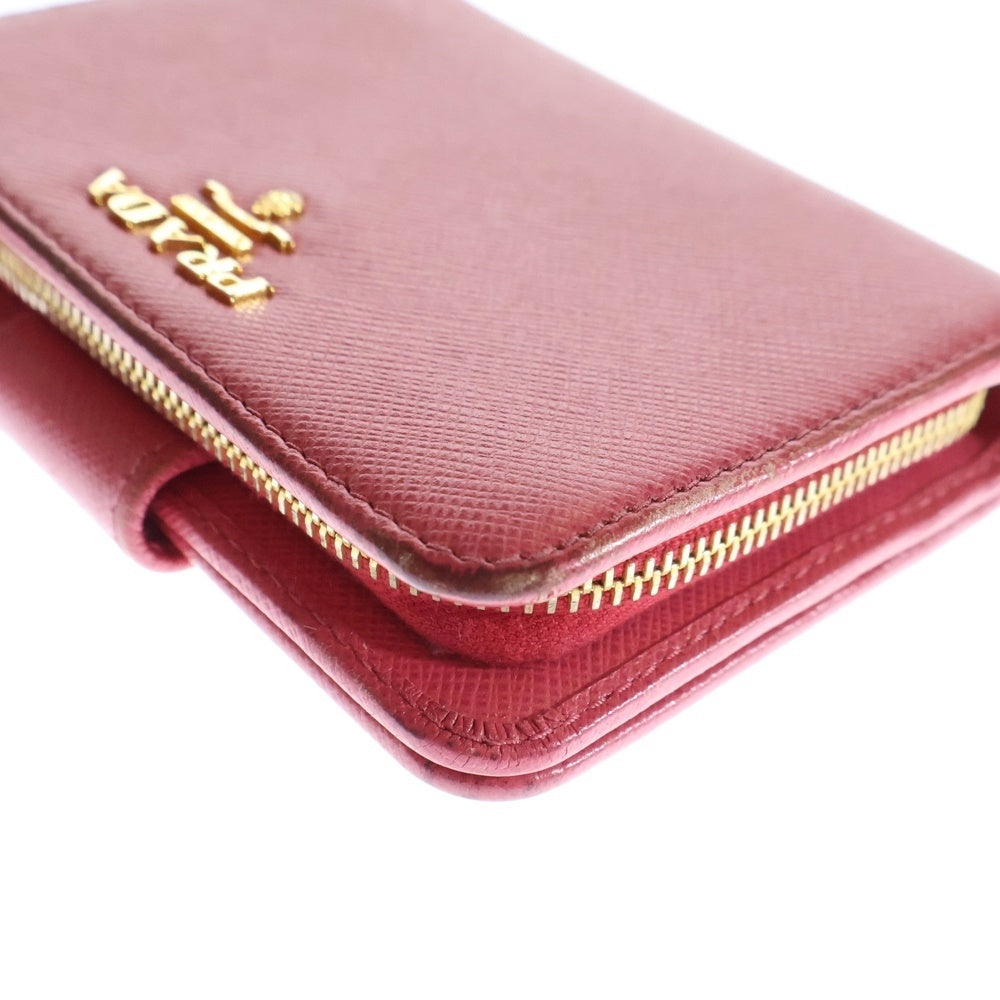 PRADA(プラダ) サフィアーノ ロゴプレート 二つ折り ジッパー付き レザー コンパクトウォレット ピンク レディース