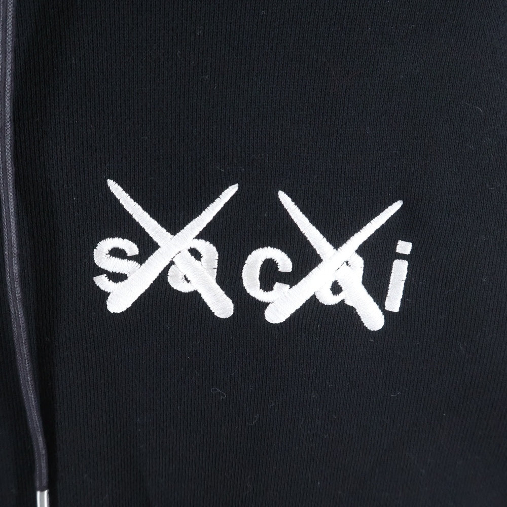 Sacai(サカイ) 21SS ×KAWS 刺繍ロゴ プルオーバーパーカー ブラック 21-0283S