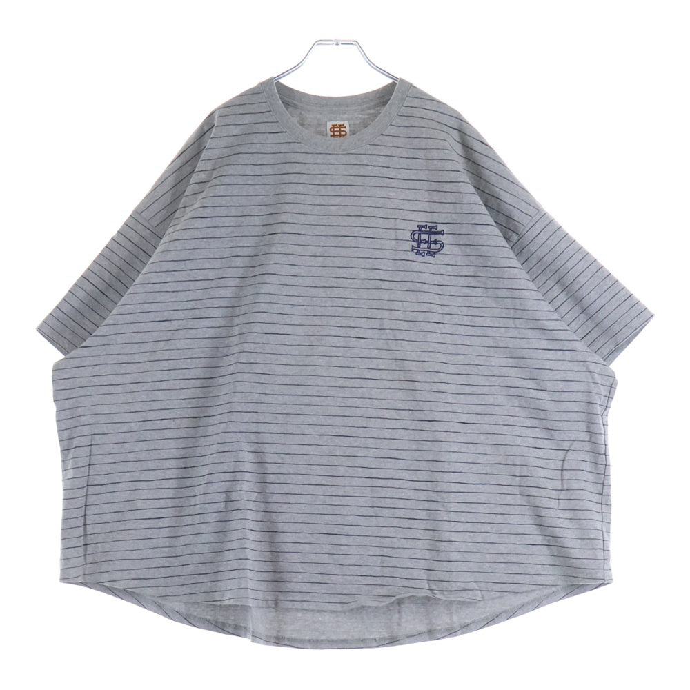 SEE SEE(シーシー) 刺繍ロゴ ストライプ柄 クルーネック 半袖Tシャツ カットソー グレー