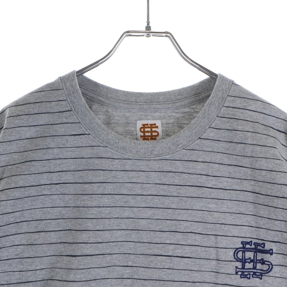 SEE SEE(シーシー) 刺繍ロゴ ストライプ柄 クルーネック 半袖Tシャツ カットソー グレー