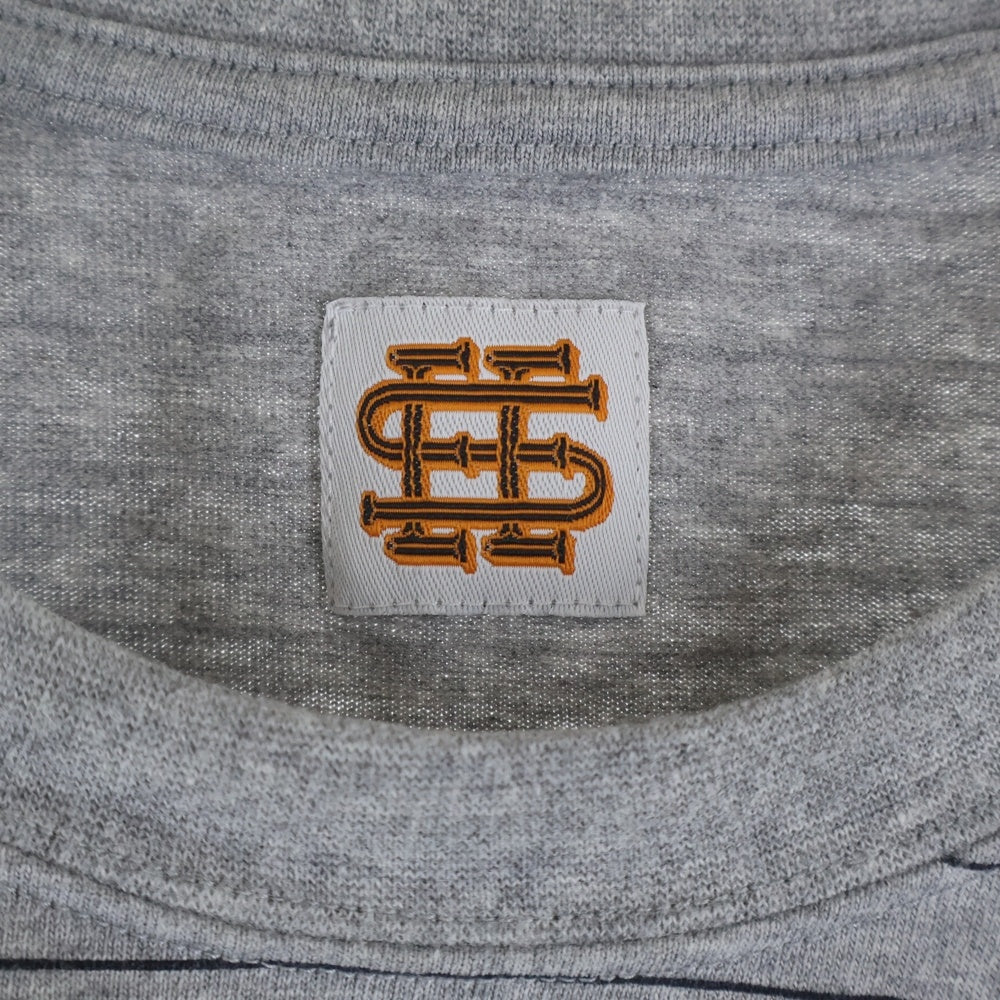 SEE SEE(シーシー) 刺繍ロゴ ストライプ柄 クルーネック 半袖Tシャツ カットソー グレー
