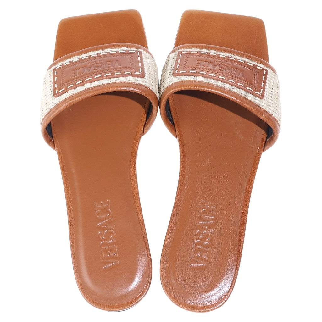 VERSACE(ヴェルサーチ) Theia Raffia Flats Sandals スクエアトゥ レザーサンダル レディース ブラウン