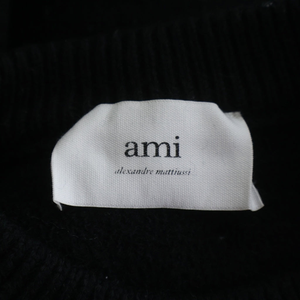 AMI Alexandre Mattiussi(アミアレクサンドルマテュッシ) フロントロゴ クルーネック長袖ニットセーター ブラック/レッド UKS002.018