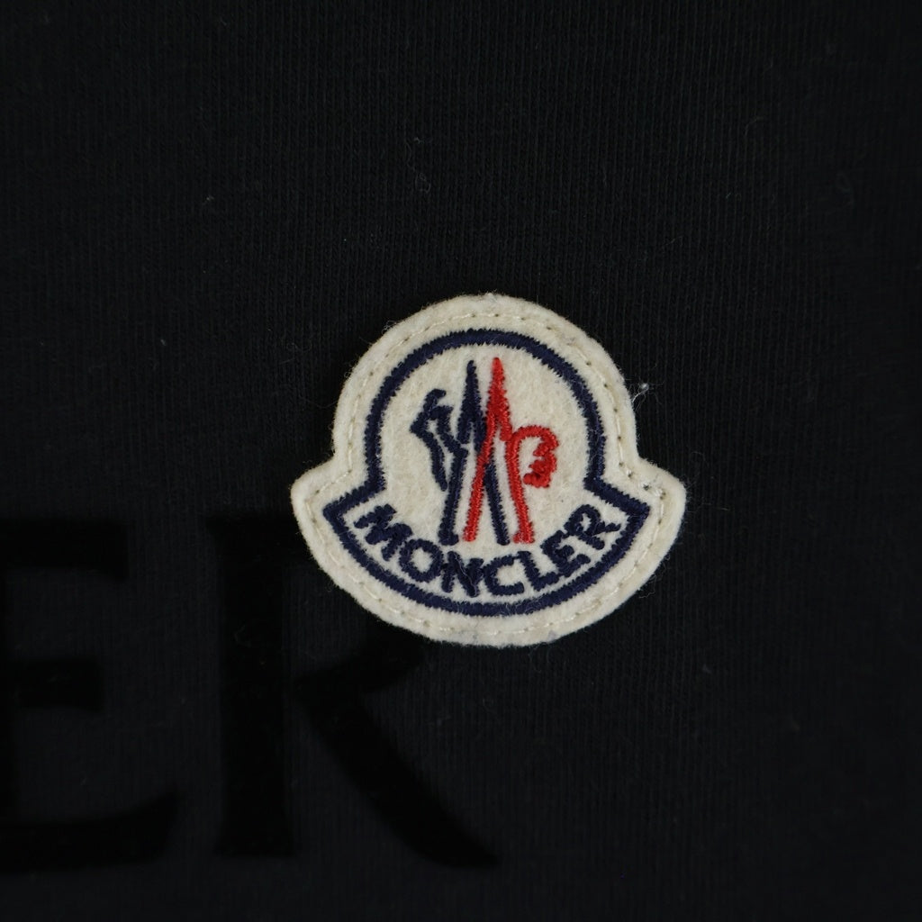 MONCLER(モンクレール) SS T-SHIRT フロントロゴプリント ワッペン クルーネック半袖Tシャツカットソー ブラック L10918C00067 8390T