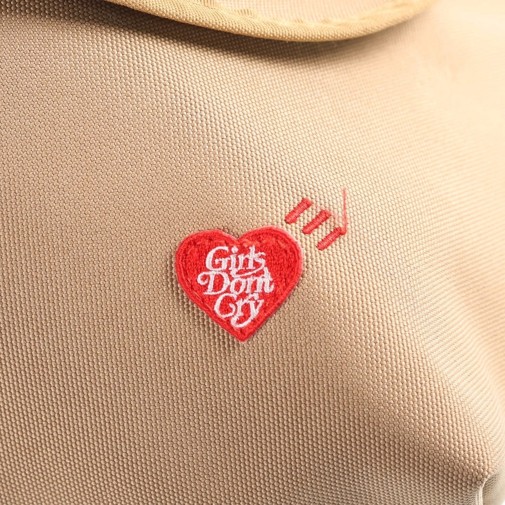 HUMAN MADE(ヒューマンメイド) ×Girls Don't Cry ガールズドントクライ ハート刺繍 フロントロゴプリント メッセンジャーバッグ ベージュ レディース