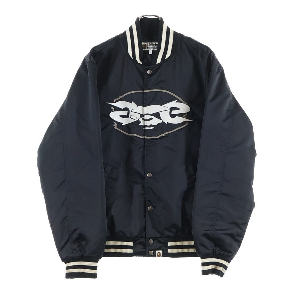 A BATHING APE(アベイシングエイプ) RELAXED FIT NYLON VARSITY JACKET バックロゴ刺繍 リラックスフィット ナイロンバーシティジャケット ブラック 1I80141002-BLK-00M