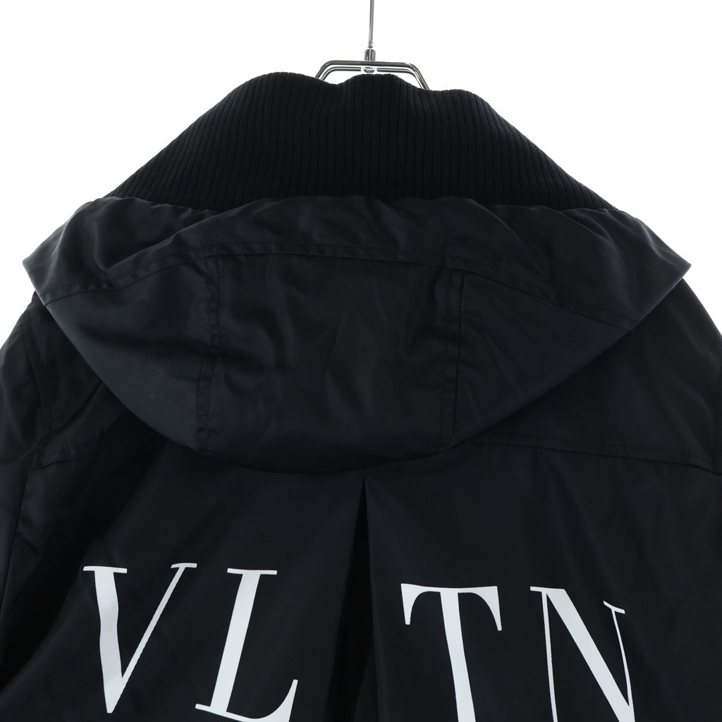 VALENTINO(ヴァレンティノ) VLTN ロゴプリント ナイロンコート ブラック QBCCK00S4AL