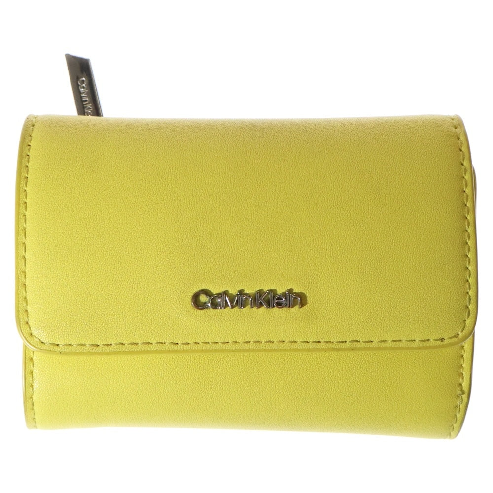 Calvin Klein(カルバンクライン) ロゴプレート レザー コンパクトウォレット 三つ折り財布 シルバー金具 イエロー