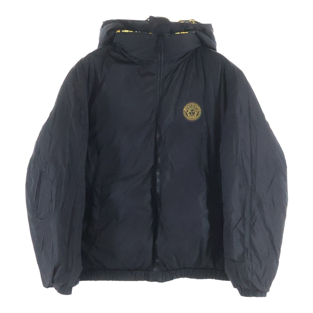 VERSACE(ヴェルサーチ) メデューサ ラバーワッペンロゴ リバーシブル バロック総柄プリント フーデッド ジップアップ ダウンジャケット ブラック/イエロー 1002751