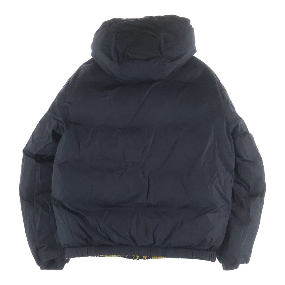 VERSACE(ヴェルサーチ) メデューサ ラバーワッペンロゴ リバーシブル バロック総柄プリント フーデッド ジップアップ ダウンジャケット ブラック/イエロー 1002751