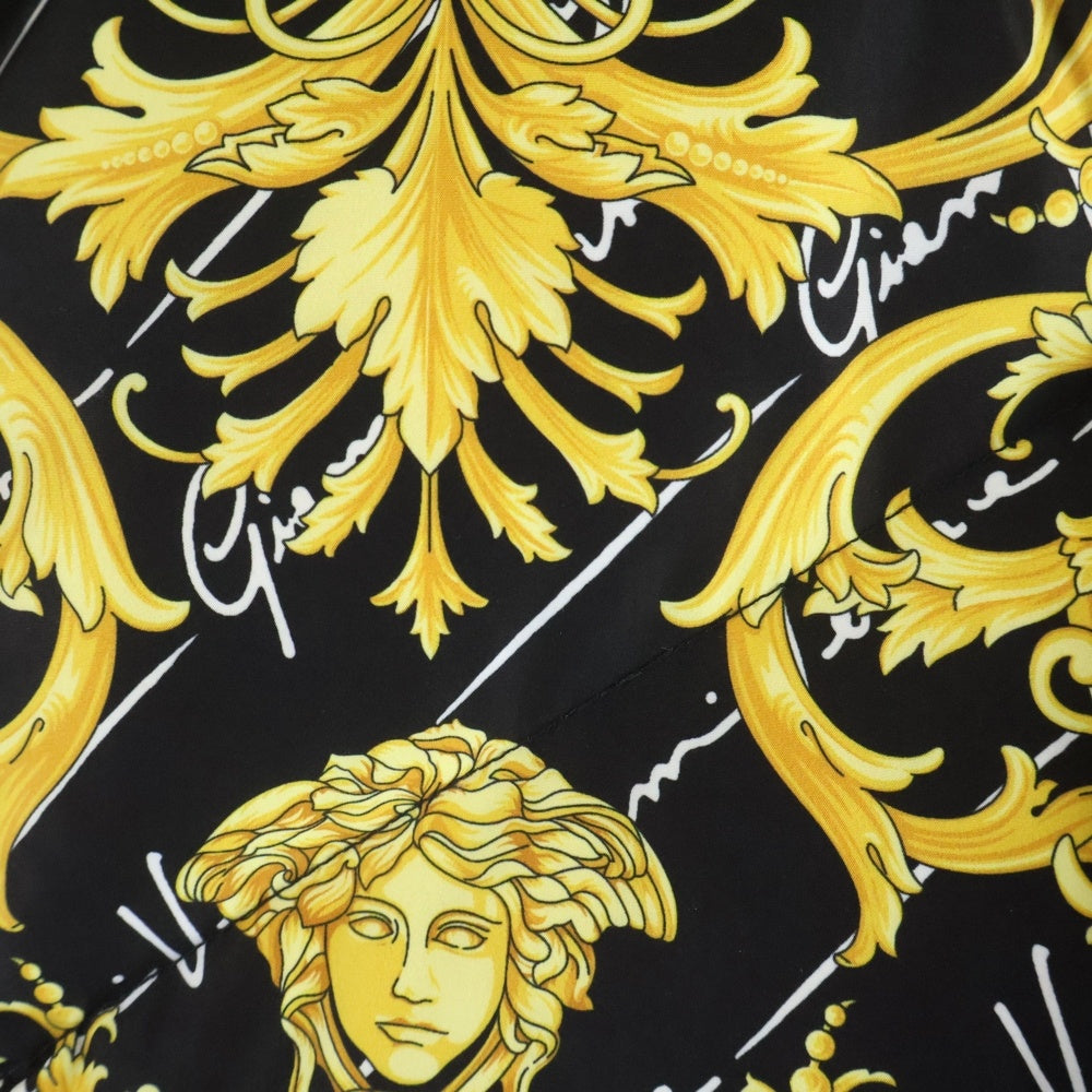 VERSACE(ヴェルサーチ) メデューサ ラバーワッペンロゴ リバーシブル バロック総柄プリント フーデッド ジップアップ ダウンジャケット ブラック/イエロー 1002751