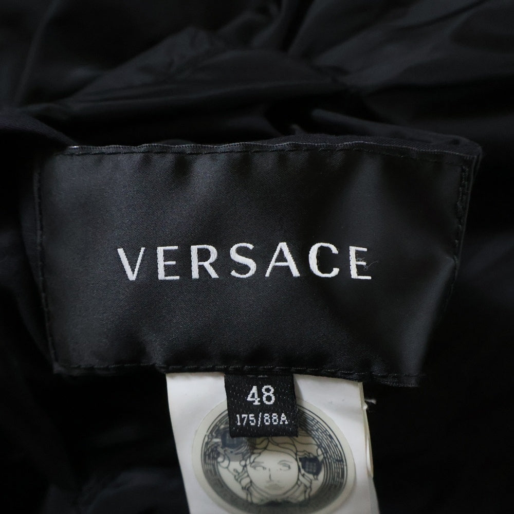 VERSACE(ヴェルサーチ) メデューサ ラバーワッペンロゴ リバーシブル バロック総柄プリント フーデッド ジップアップ ダウンジャケット ブラック/イエロー 1002751