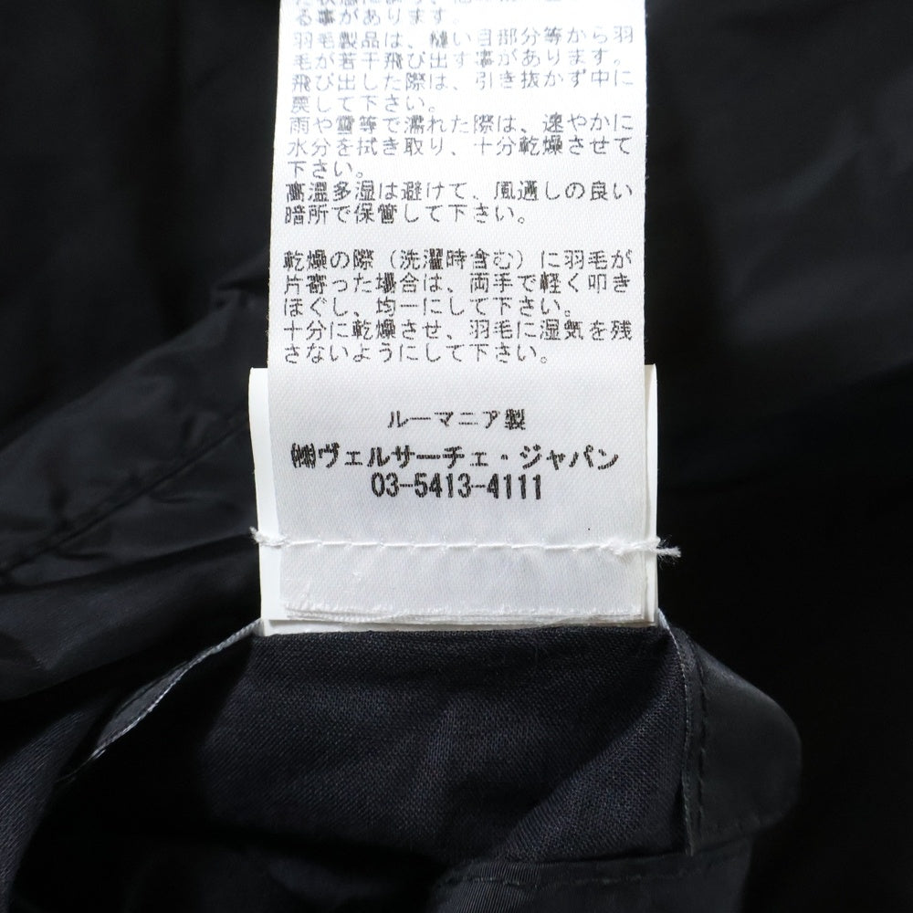 VERSACE(ヴェルサーチ) メデューサ ラバーワッペンロゴ リバーシブル バロック総柄プリント フーデッド ジップアップ ダウンジャケット ブラック/イエロー 1002751