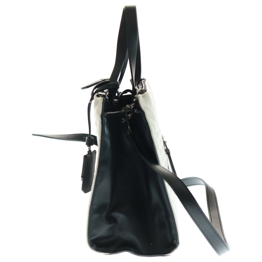 GUESS(ゲス) 2WAYバッグ キルティング ハンドバッグ トートバッグ ショルダーバッグ ホワイト×ブラック ブラック金具 レザー