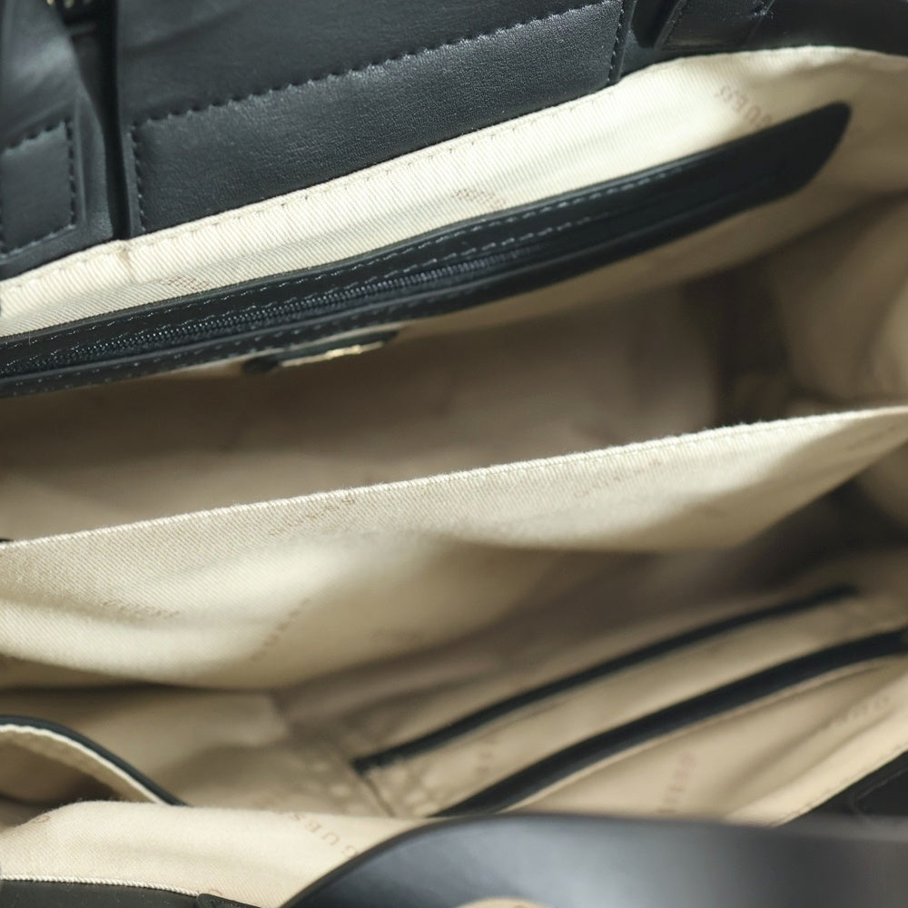 GUESS(ゲス) 2WAYバッグ キルティング ハンドバッグ トートバッグ ショルダーバッグ ホワイト×ブラック ブラック金具 レザー