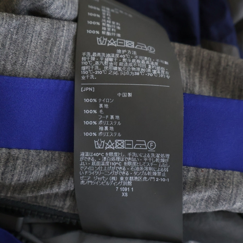 Ermenegildo Zegna(エルメネジルドゼニア) ラバー ワッペンロゴ ウールライニング フーデッド ジップアップ ナイロンジャケット ウィンドブレーカー グレー/レッド 7VU006 ZZT090