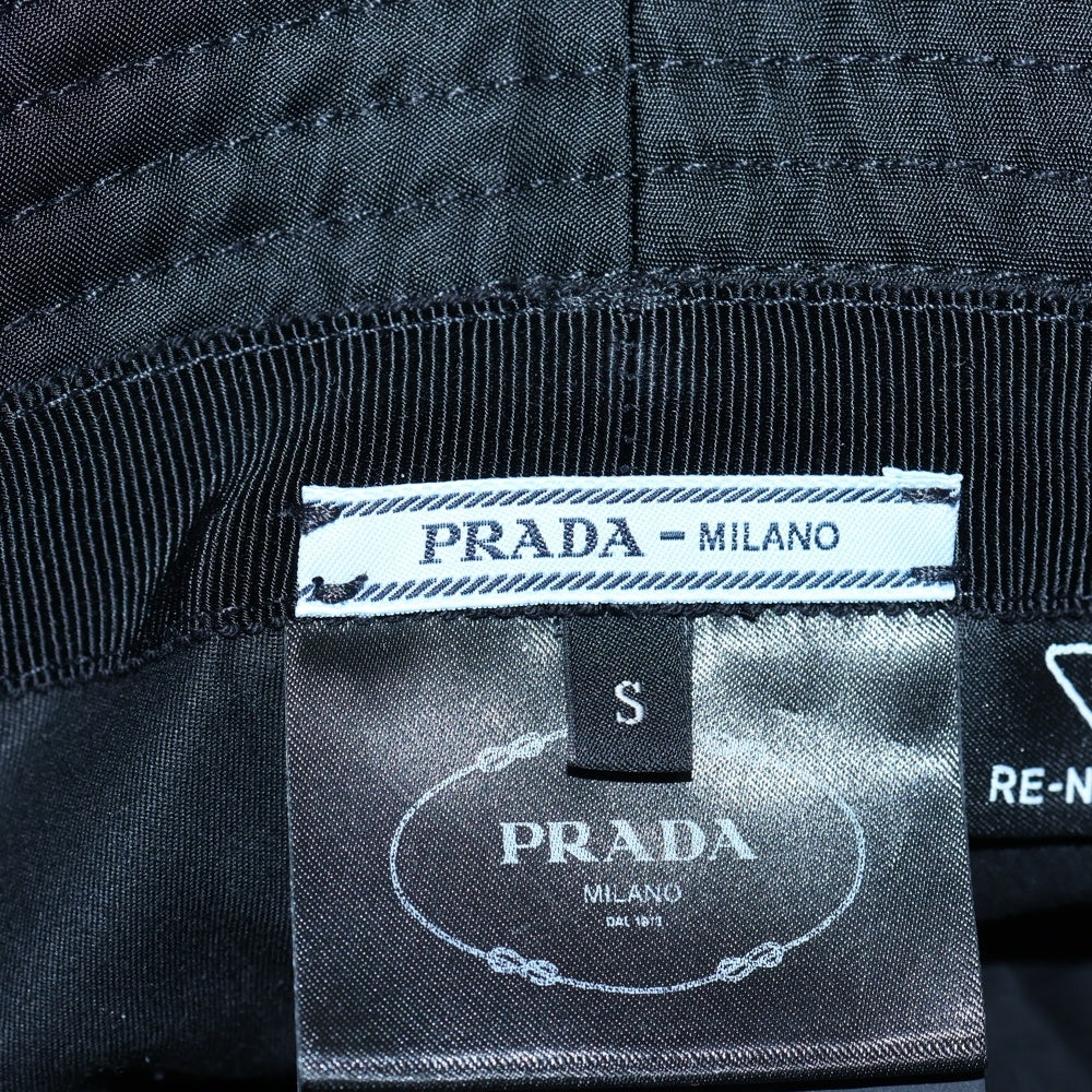 PRADA(プラダ) RE-NYLON リナイロン トライアングルロゴプレート バケットハット 帽子 ブラック 1HC137