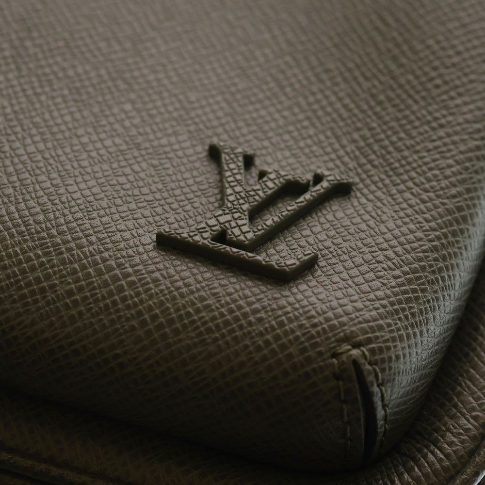 LOUIS VUITTON(ルイヴィトン) タイガ アヴェニュー カーキ レザー ショルダーバッグ RFID M30973