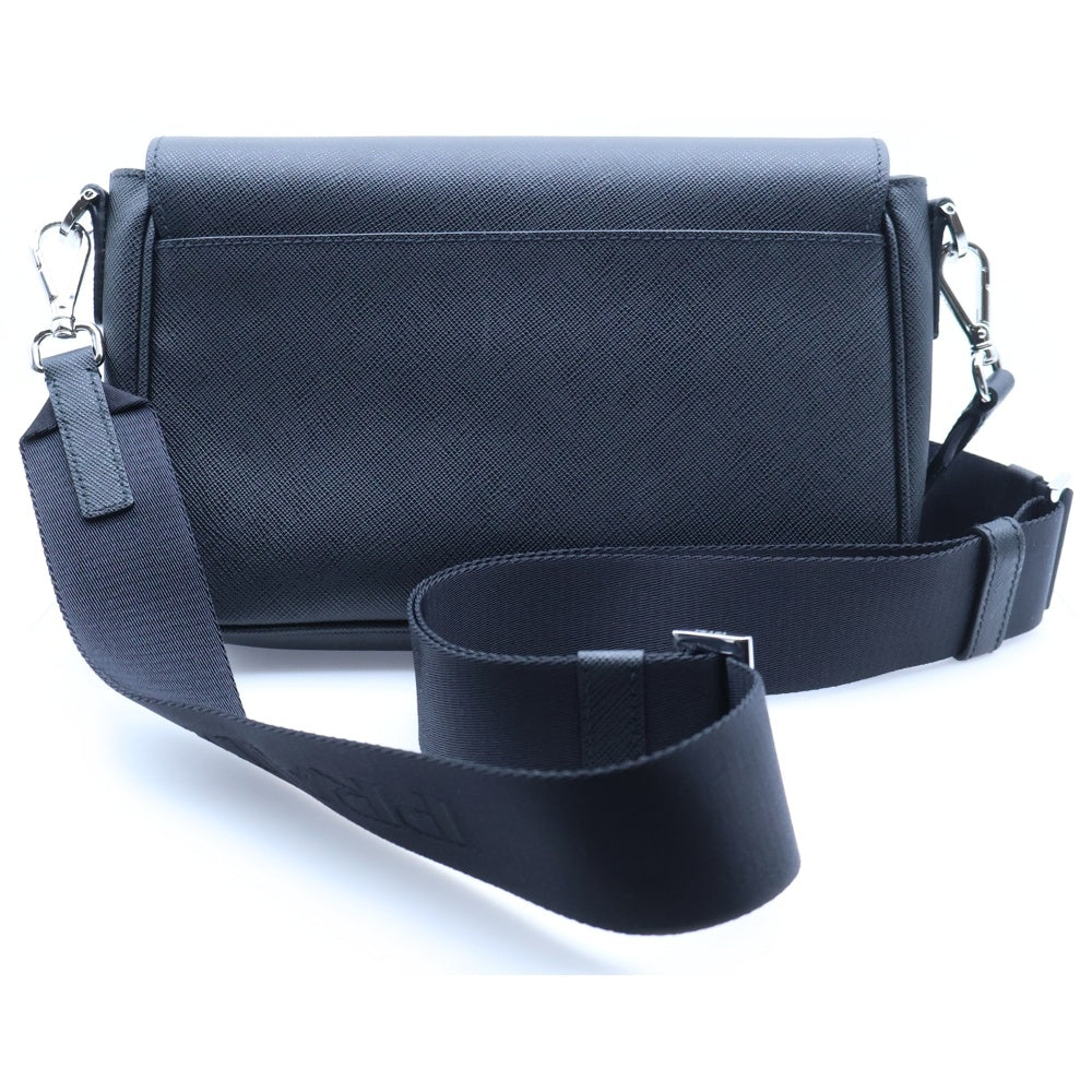 PRADA(プラダ) トライアングルロゴプレート サフィアーノレザー ショルダーバッグ ブラック 2VD059
