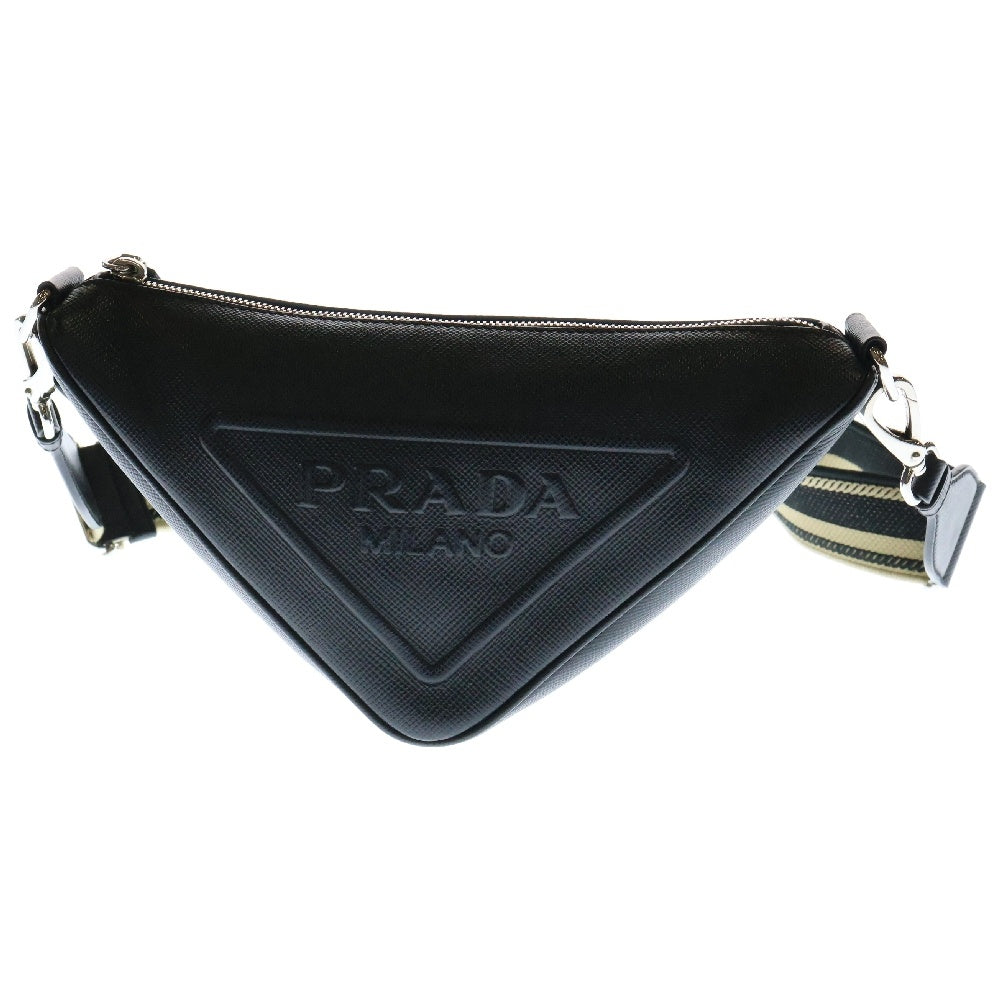 PRADA(プラダ) ロゴ サフィアーノ レザートライアングルショルダーバッグ ブラック 2VH155