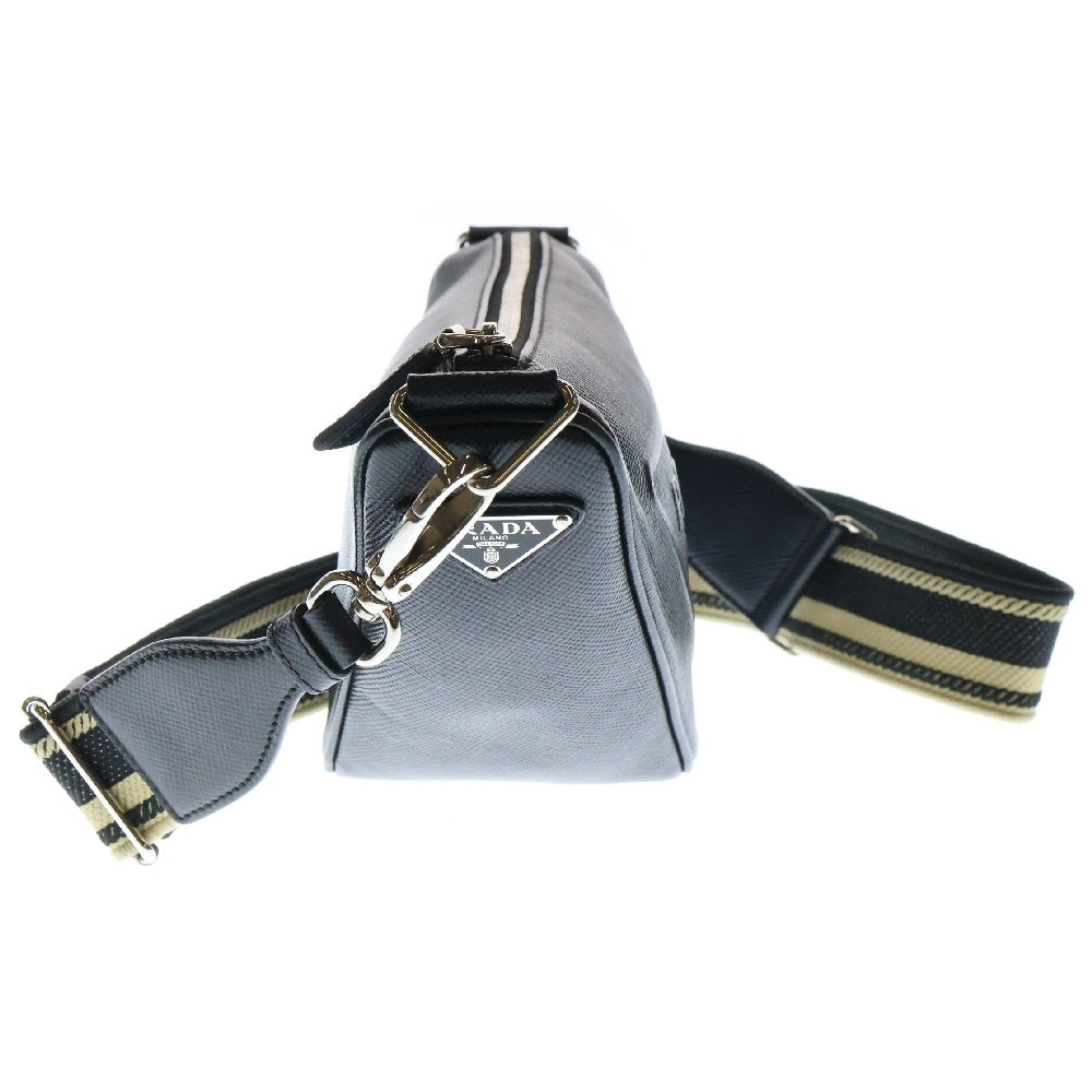 PRADA(プラダ) ロゴ サフィアーノ レザートライアングルショルダーバッグ ブラック 2VH155