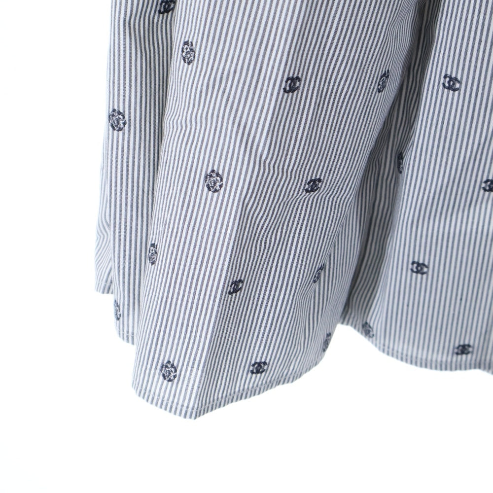 CHANEL(シャネル) ココマークボタン カメリア ストライプ 総柄 フレア ロング スカート グレー レディース P72601V63866