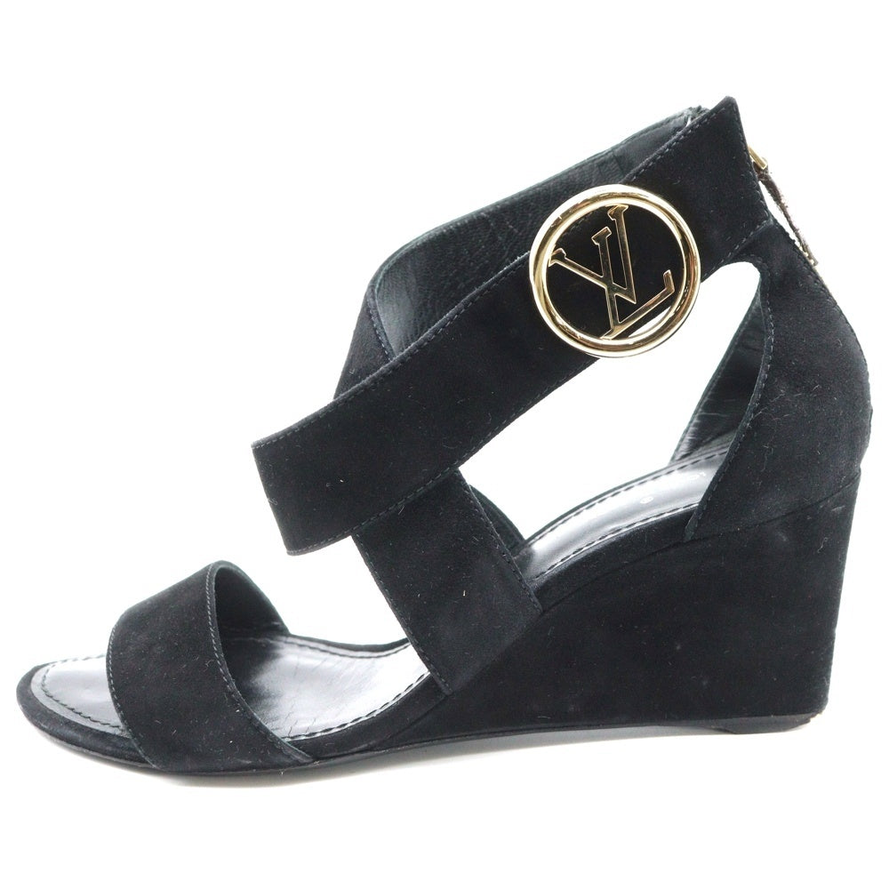 LOUIS VUITTON(ルイヴィトン) ホライズンライン LVロゴプレート スエードレザー ウェッジソール ヒール ストラップ サンダル シューズ ゴールド金具 ブラック レディース
