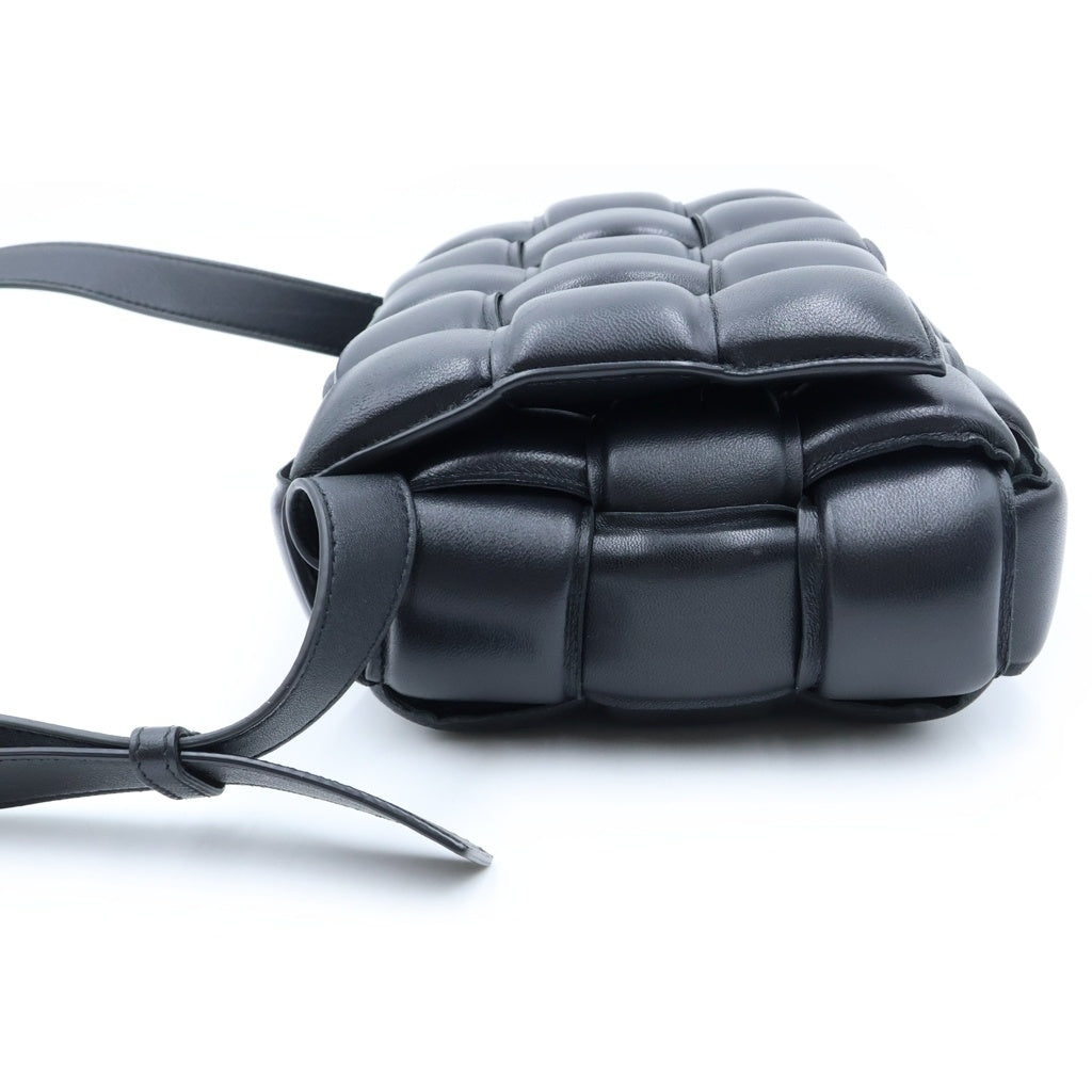 BOTTEGA VENETA(ボッテガヴェネタ) パデッド カセット イントレチャート ショルダーバッグ ブラック レザー レディース