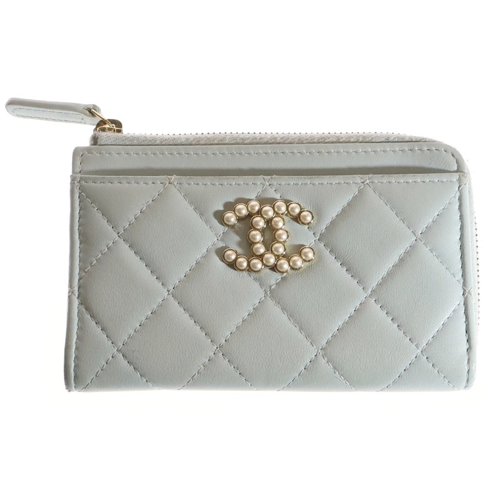 CHANEL(シャネル) マトラッセ ココマーク フェイクパール ロゴプレート レザー コイン カード フラグメントケース ゴールド金具 ライトブルー AP3811