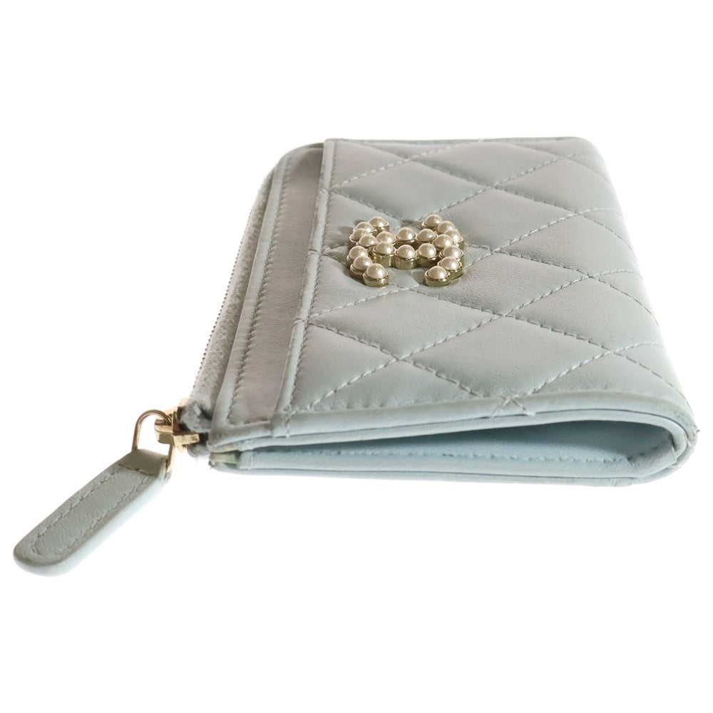 CHANEL(シャネル) マトラッセ ココマーク フェイクパール ロゴプレート レザー コイン カード フラグメントケース ゴールド金具 ライトブルー AP3811