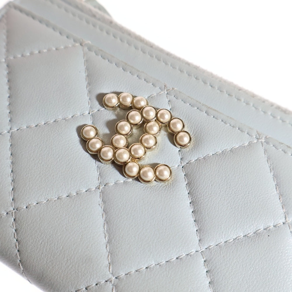 CHANEL(シャネル) マトラッセ ココマーク フェイクパール ロゴプレート レザー コイン カード フラグメントケース ゴールド金具 ライトブルー AP3811