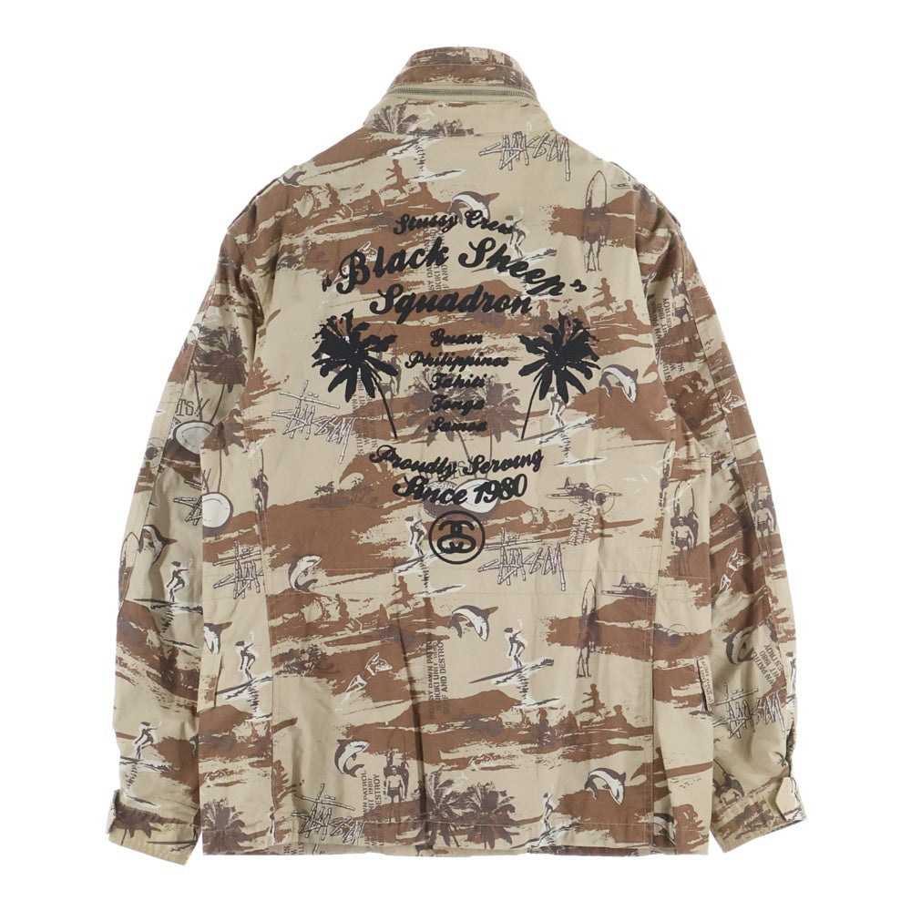 STUSSY(ステューシー) Black Sheep ロゴ刺繍 バックプリント 総柄 M65 ジップアップ スタンドカラー ミリタリージャケット ベージュ/ブラウン