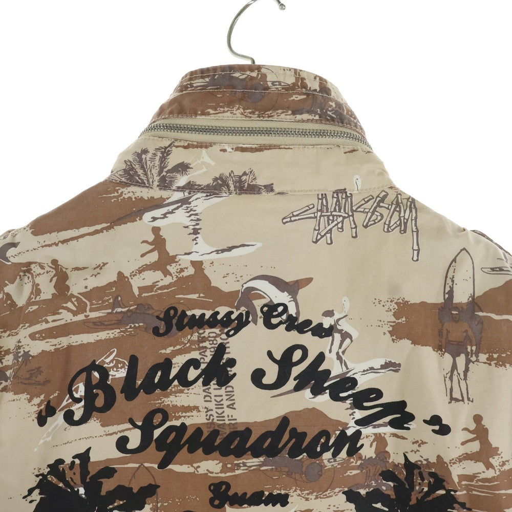 STUSSY(ステューシー) Black Sheep ロゴ刺繍 バックプリント 総柄 M65 ジップアップ スタンドカラー ミリタリージャケット ベージュ/ブラウン