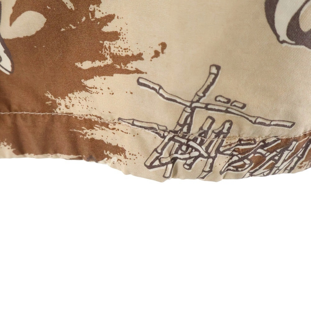 STUSSY(ステューシー) Black Sheep ロゴ刺繍 バックプリント 総柄 M65 ジップアップ スタンドカラー ミリタリージャケット ベージュ/ブラウン
