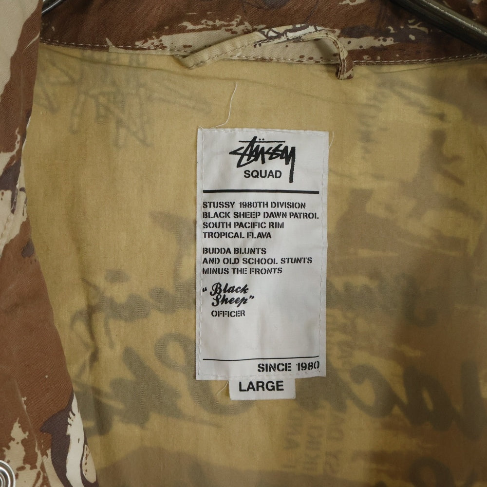 STUSSY(ステューシー) Black Sheep ロゴ刺繍 バックプリント 総柄 M65 ジップアップ スタンドカラー ミリタリージャケット ベージュ/ブラウン