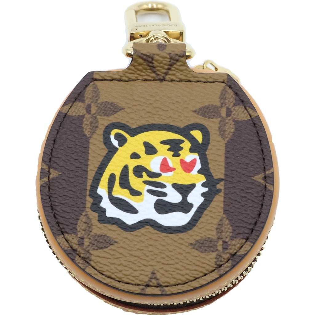 LOUIS VUITTON(ルイヴィトン) ×NIGO エテュイ・イヤホン モノグラム ストライプ ポーチ バッグチャーム ブラウン PVC GI0716 ゴールド金具 レディース