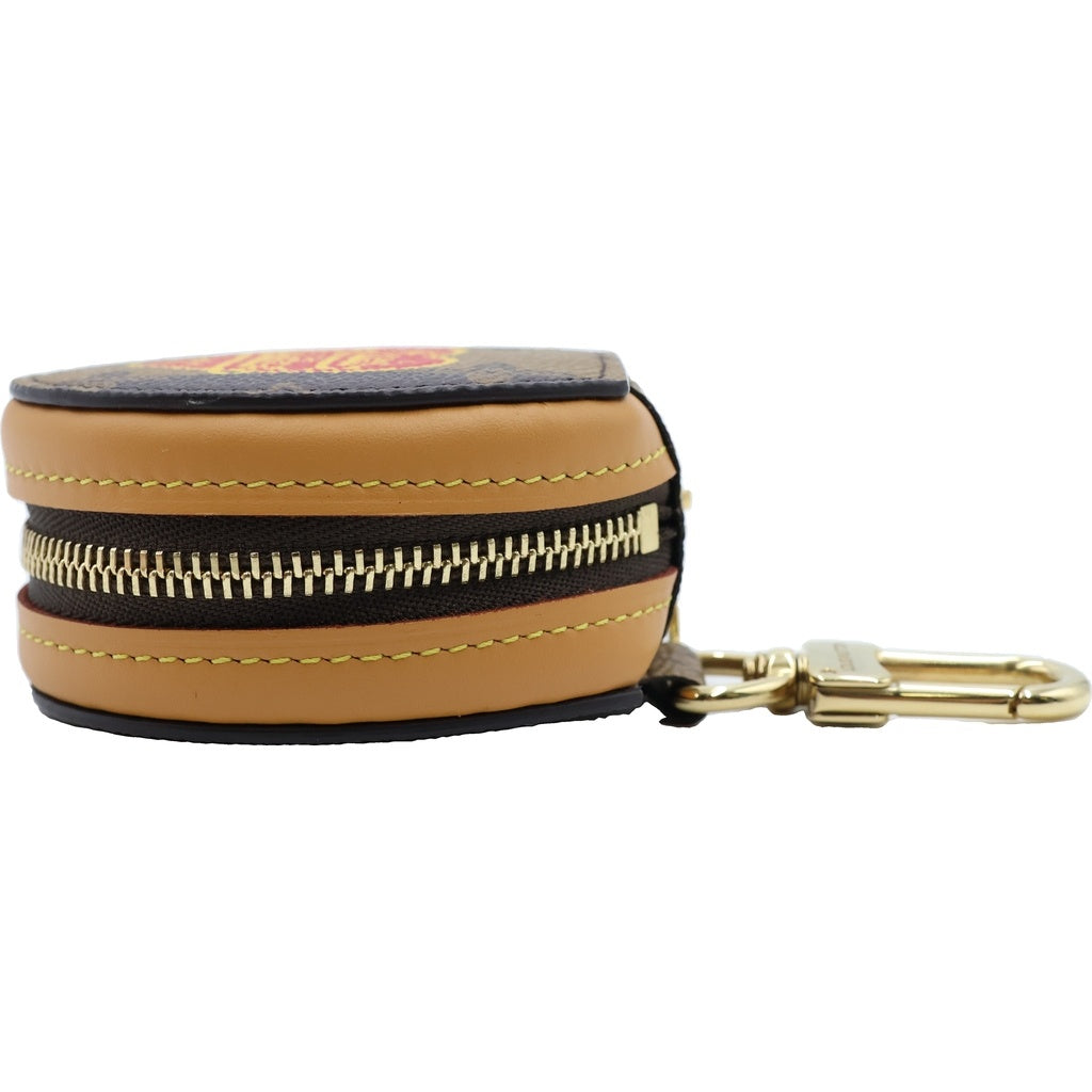 LOUIS VUITTON(ルイヴィトン) ×NIGO エテュイ・イヤホン モノグラム ストライプ ポーチ バッグチャーム ブラウン PVC GI0716 ゴールド金具 レディース