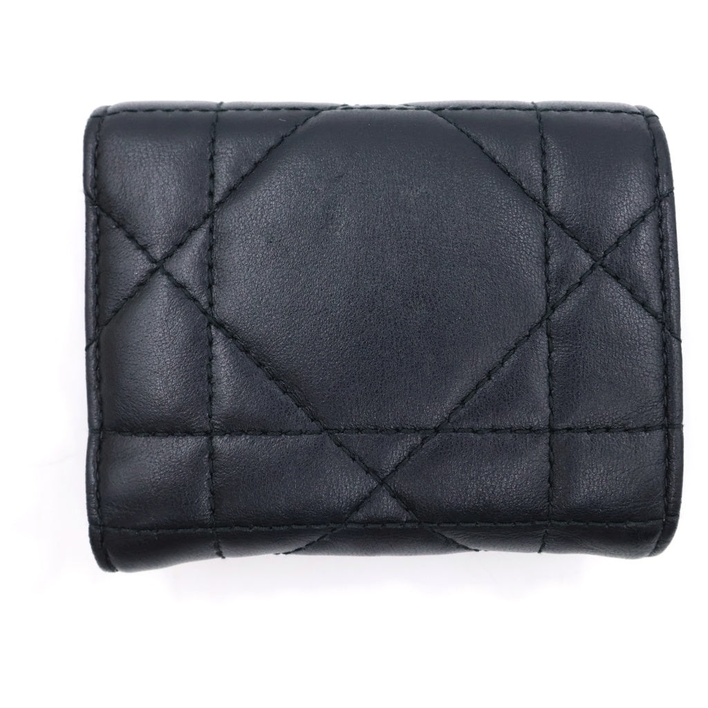 Christian Dior(クリスチャンディオール) カロ マクロカナージュ クリスタルウォレット 三つ折り財布 ブラック レザー S4208UHNN_M900 ゴールド金具 レディース