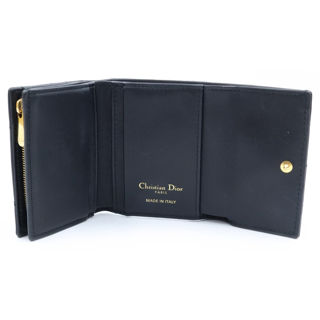 Christian Dior(クリスチャンディオール) カロ マクロカナージュ クリスタルウォレット 三つ折り財布 ブラック レザー S4208UHNN_M900 ゴールド金具 レディース